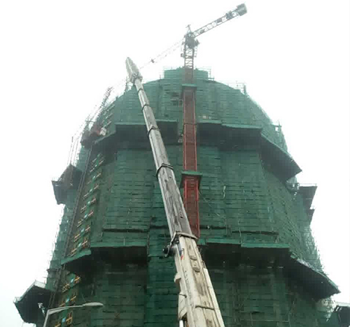 霞山吊车在工地上作业